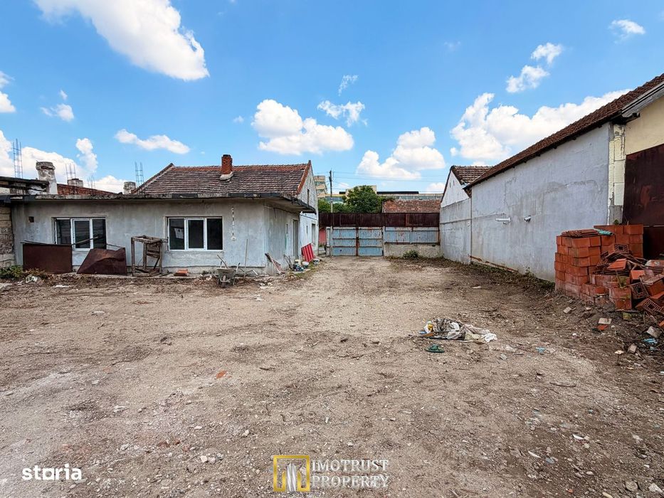 Casă la rosu cu teren generos de vânzare aproape de Intim