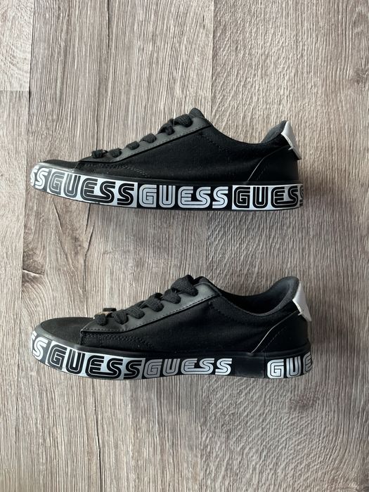 Дамски кецове Guess 37