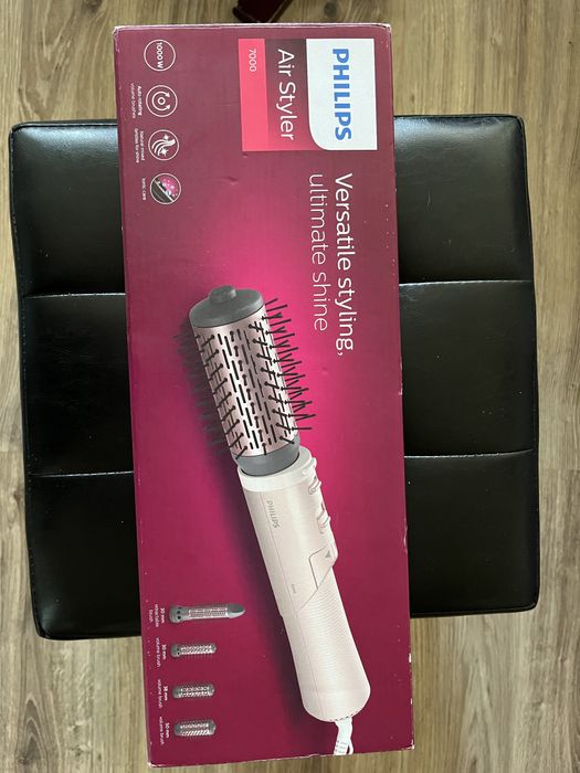 Сешоар/Четка,марка Philips за коса , с горещ въздух и въртящ механизъм