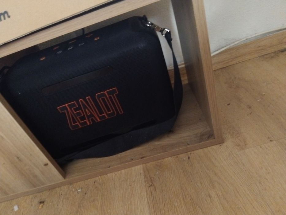 Boxa Zealot functionala 200 de lei