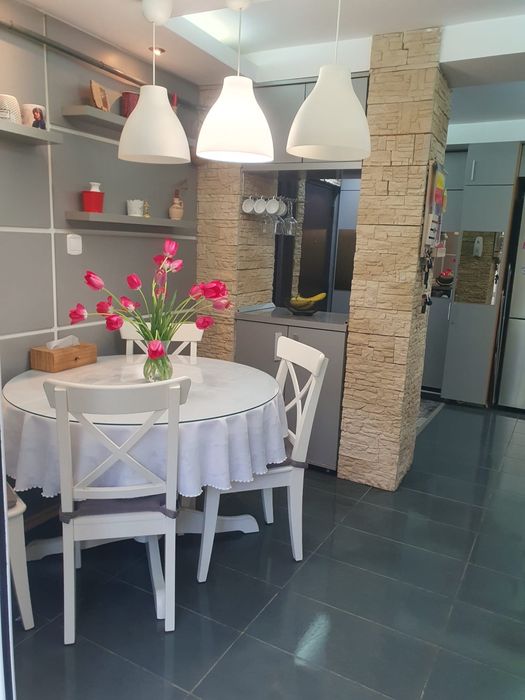 Vând apartament cu 3 camere decomandat Valea Roșie