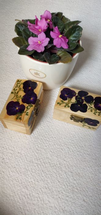 Casete din lemn cu flori naturale aplicate manual