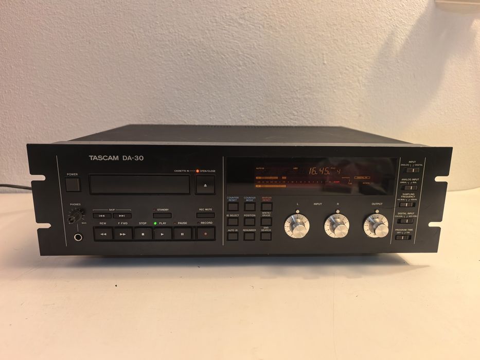 Tascam DA 30 Digital Audio Tape Deck DAT