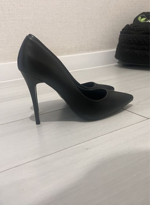 Черные туфли на шпильке
