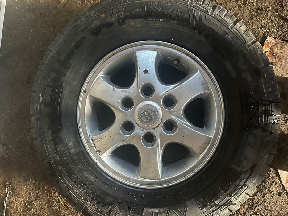 Шины все сезонка с дисками продается 235/75/15