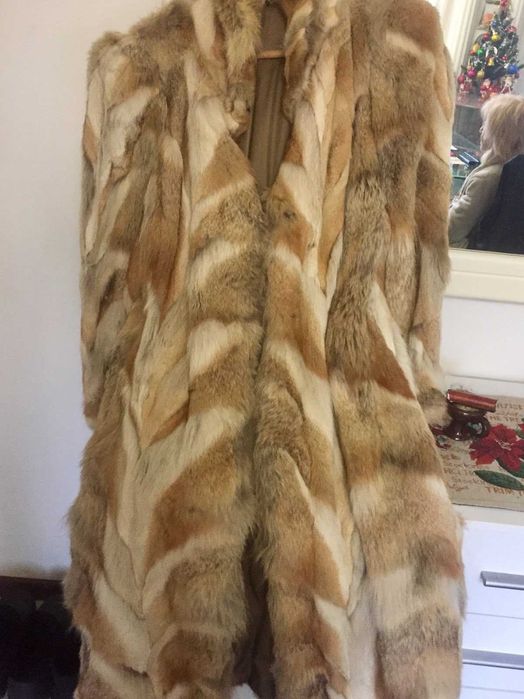 Кожено палто с естествен косъм от лисици.