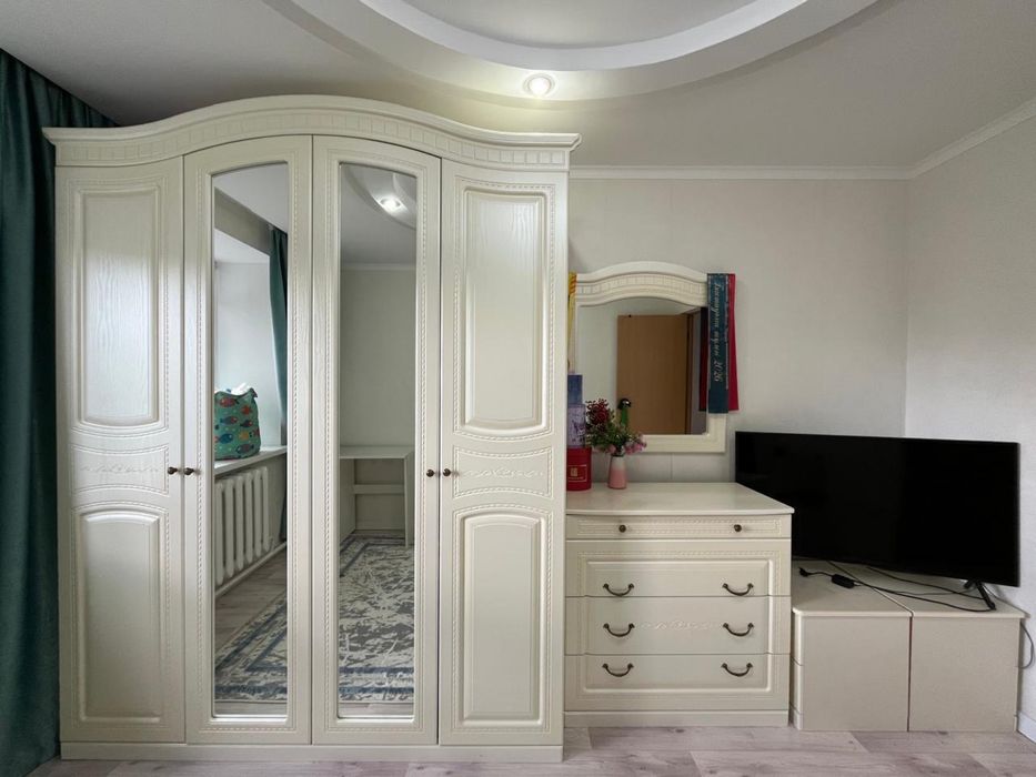 Продам шкаф 4х дверн, комод, 2 тумбы