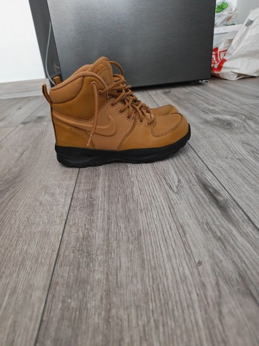 Vând ghete Nike stare foarte bună.