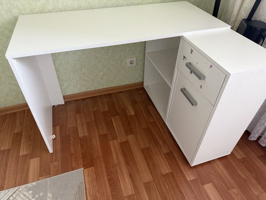 Продам стол трансформер, детский туалетный столик.