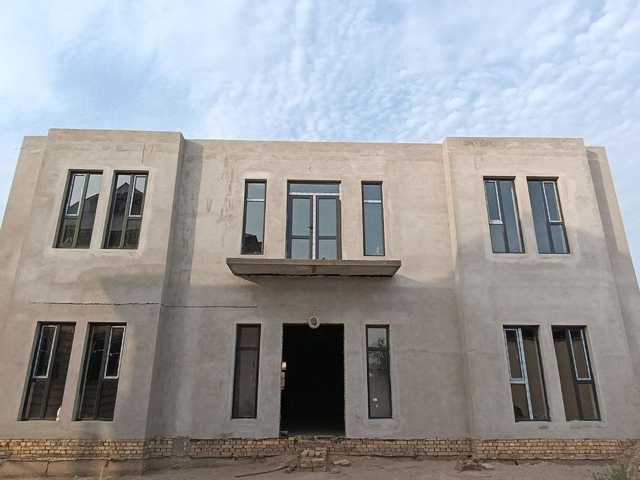 Manejda 2 Etajli uy sotiladi 300m²