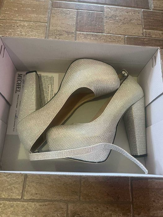 Високи сребърни обувки