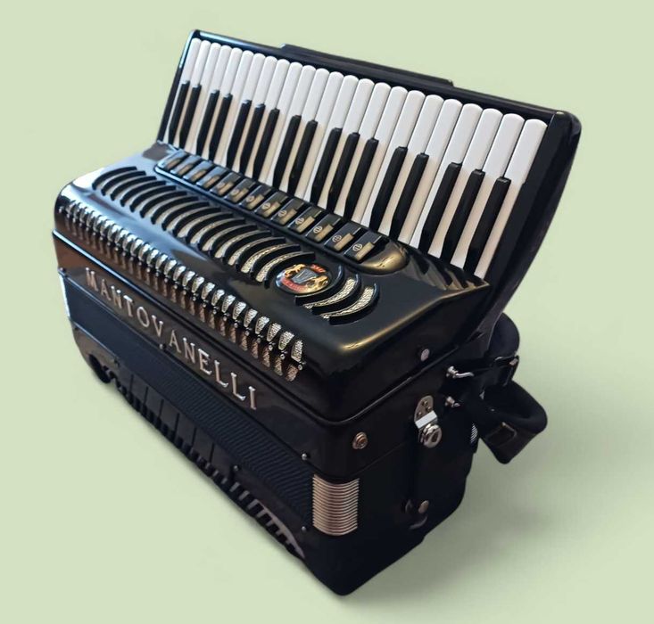 Vând acordeon MANTOVANELLI