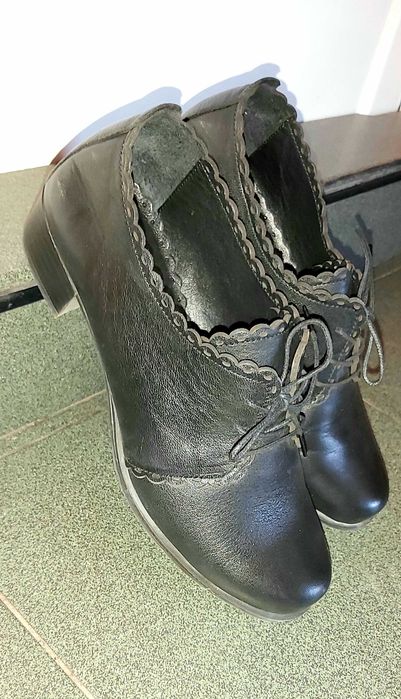 Дамски обувки с нисък ток