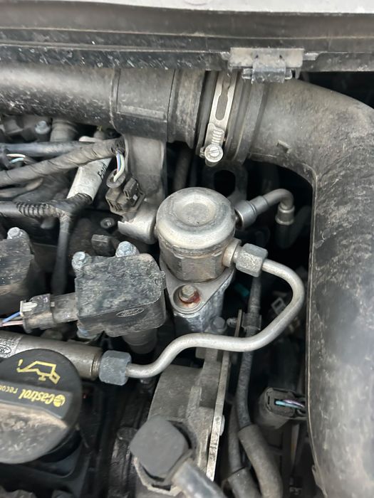 Rampă injectoare completă cu injectoare Ford Fiesta 1.0 EcoBoost 2015