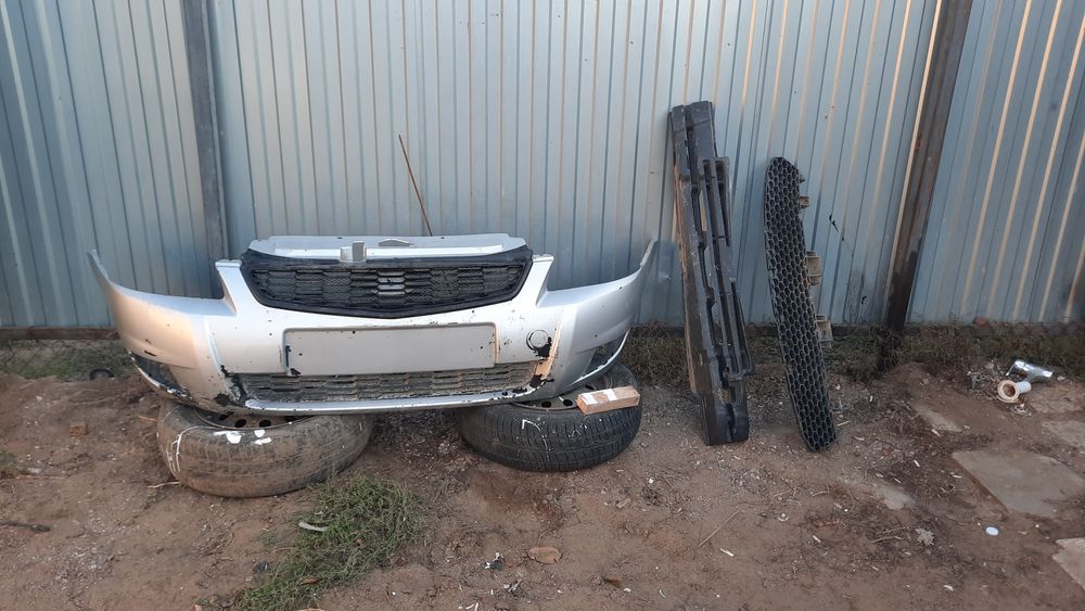 Продам бампер приора 2 все  заборе