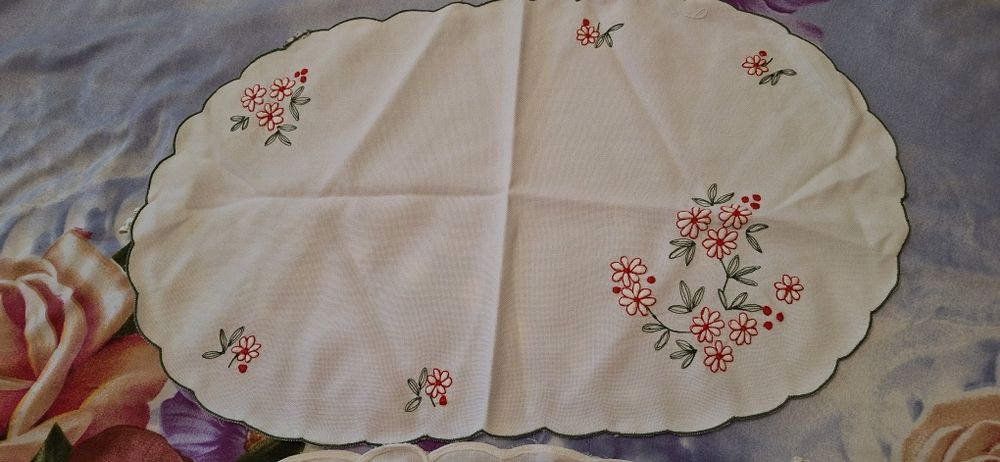 Красиви покривки,бродирани карета,други