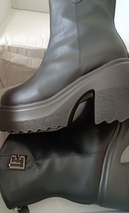 Продам новые ботинки