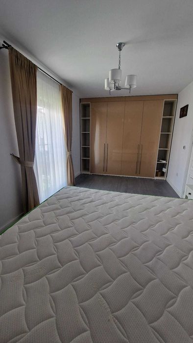 3 dormitoare, 2 bai, Living si Bucatarie la Casa
