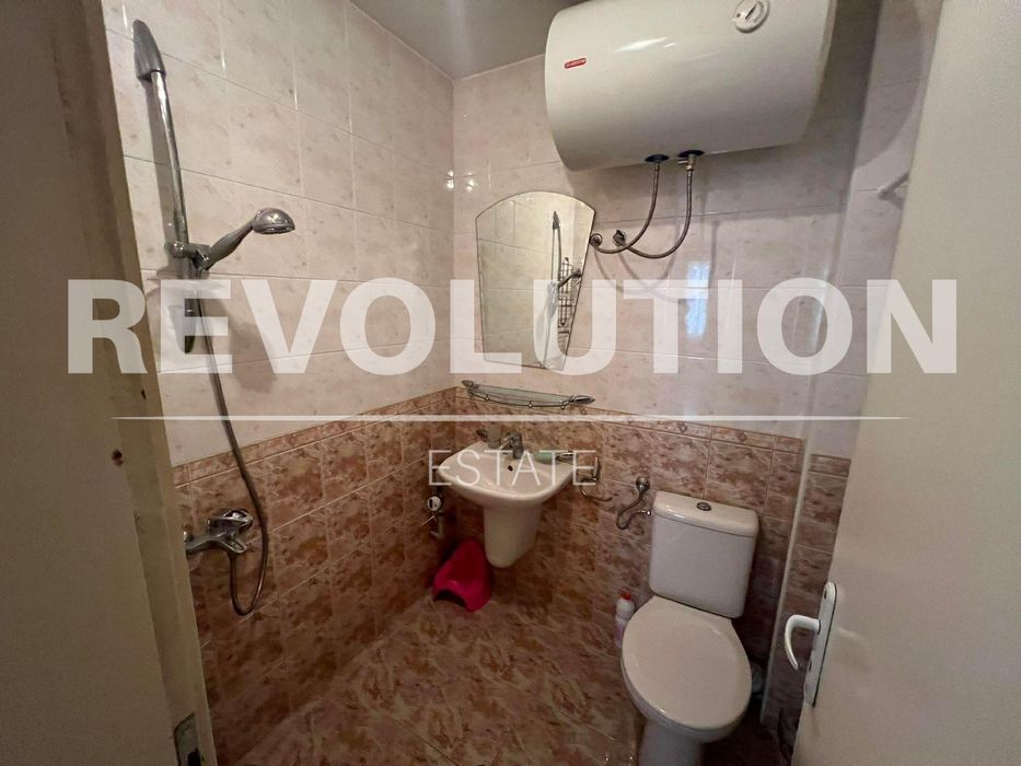 Тристаен апартамент в района на Цветен квартал!