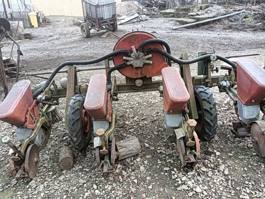 Semănătoare cu 4 rinduri porumb sau schimb cu vitei preț 5000 lei nego