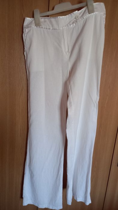 Vand pantaloni albi de vara, dama,din in+ vascoza,stare perfecta,nr 44