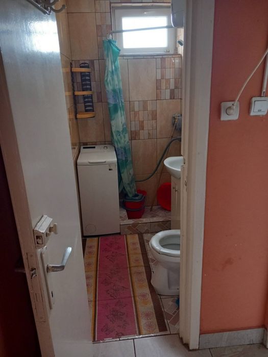 De închiriat apartament cu 2 camere etajul 3