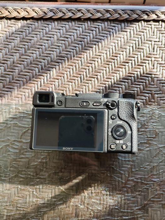 Камера Sony A6400 + 3 батерии със зарядно + аксесоари