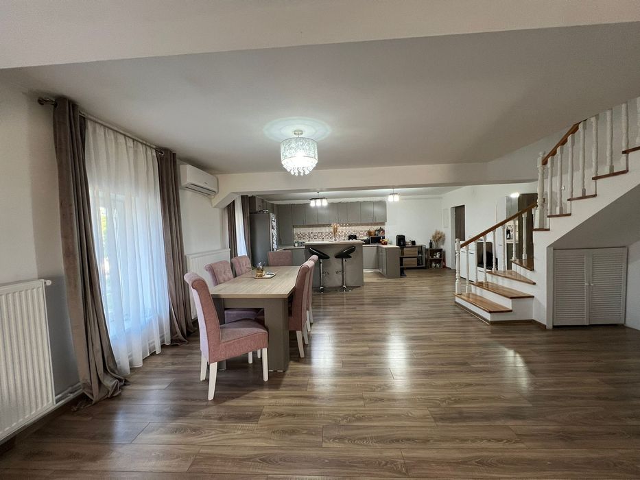 Vând apartament 124 mp util, complet mobilat, cu toate utilitățile în centrul localității