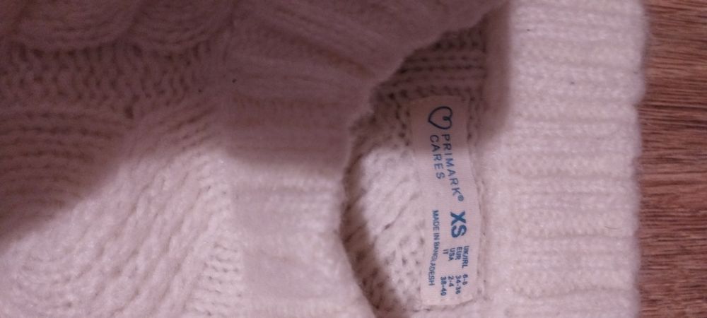 Пуловер Primark.