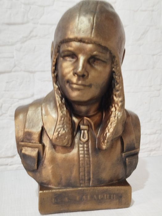 Бюст Юрий Гагарин