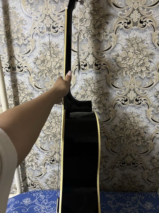 Klassik gitara sotiladi, yaxshi holatda