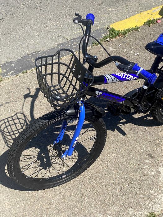 Bicicletă băieți 7-10 ani, 20”, cu roți ajutătoare,frâne, coș plastic