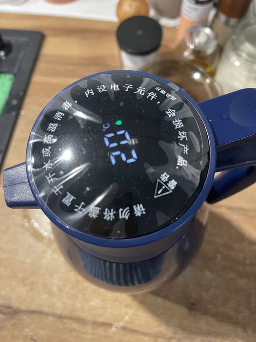 Продам термос с сенсорным термометром и зеркальной колбой.  1,6л