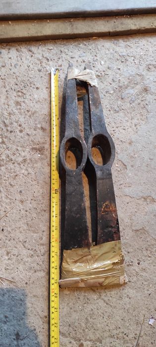 Две масивни кирки