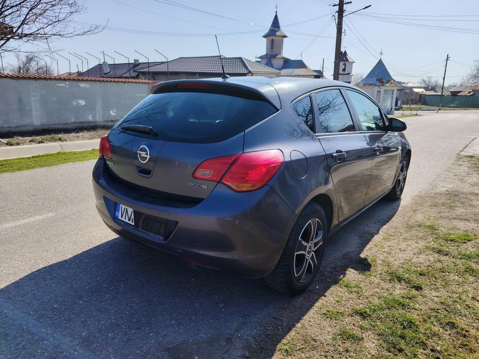 Vând Opel astra j