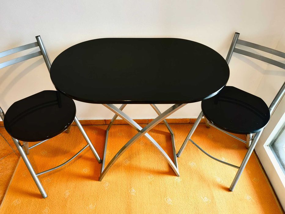 Дизайнерска холна маса - стъкло;  Маса черен лак с два сгъваеми стола