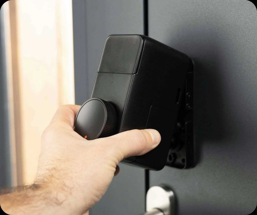 Смарт ключалка висок клас с хъб SwitchBot Lock Pro