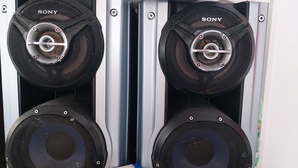 Телефон Samsung. Huawei. Музыкальный центр