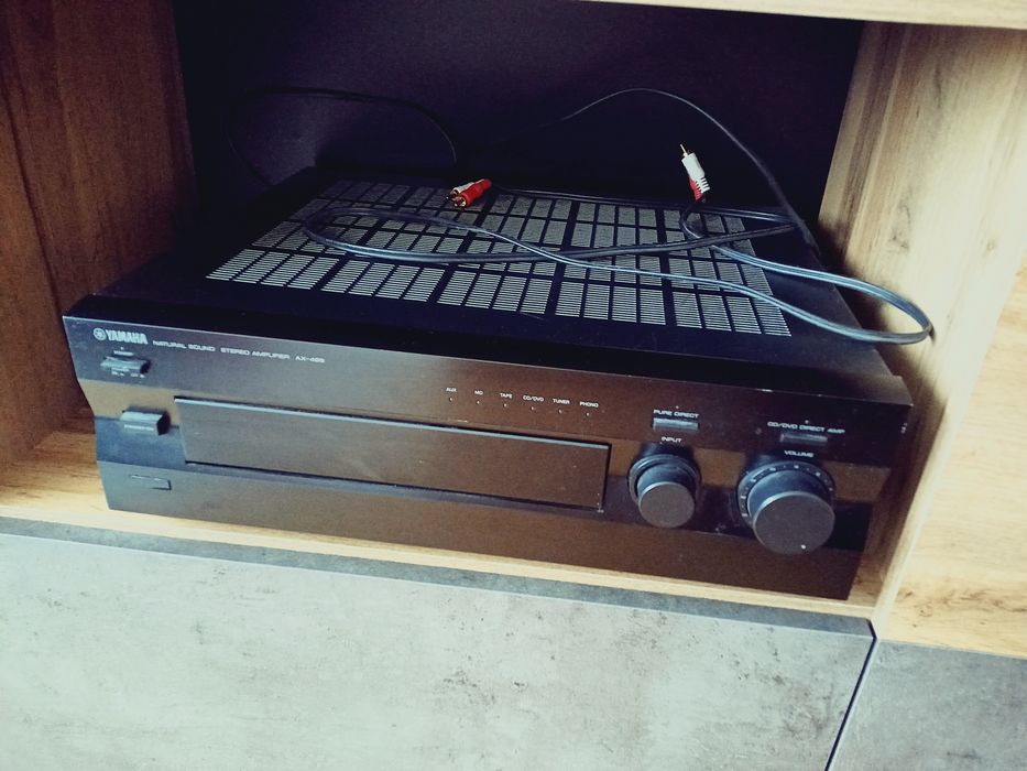 YAMAHA AX-496  с две подовостоящи тонколони