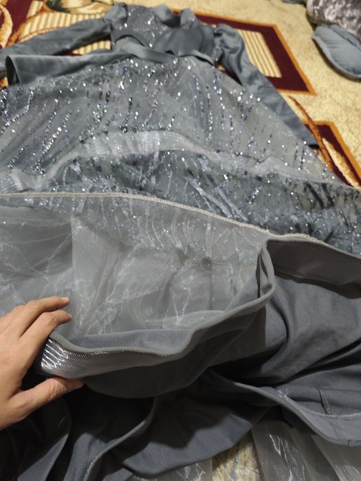 Dizayner tomonidan tikilgan oqshom libosi