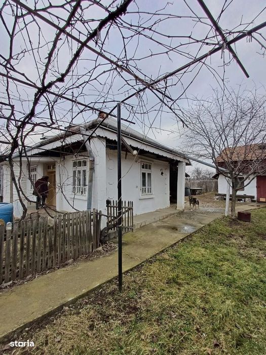 De vanzare casa batraneasca cu anexe, teren de 5000mp in Comuna Cordun