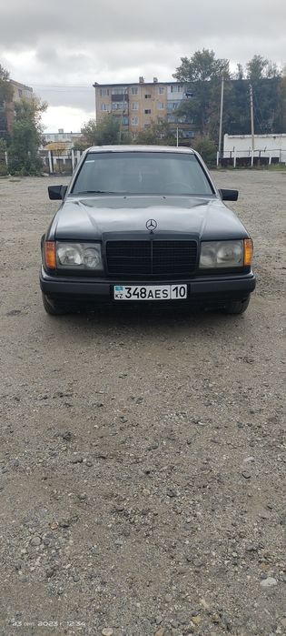 W 124 Mercedes  1990 года