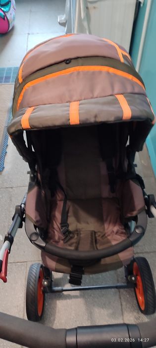 Коляска все сезонная.