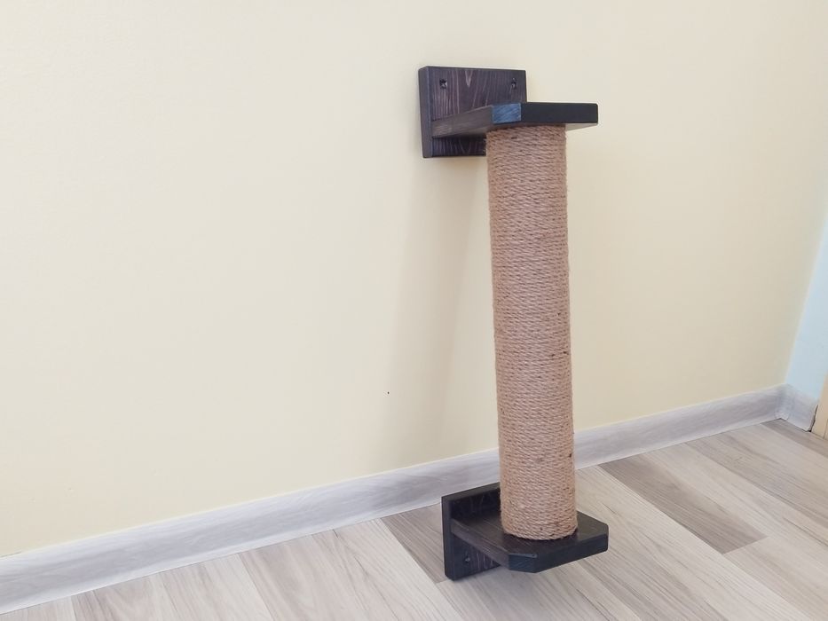 Драскалка за котка на стена