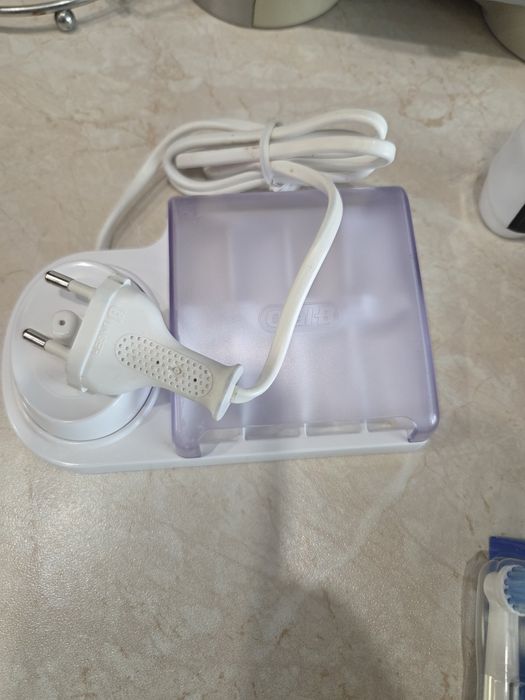 Две ел.четки Oral-B за зъби+ 12бр.накрайници за тях