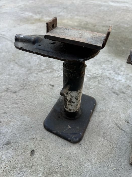 Домкрат и ключ подставка