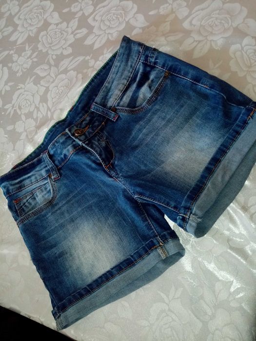 Продавам къси дънкови панталони за момиче