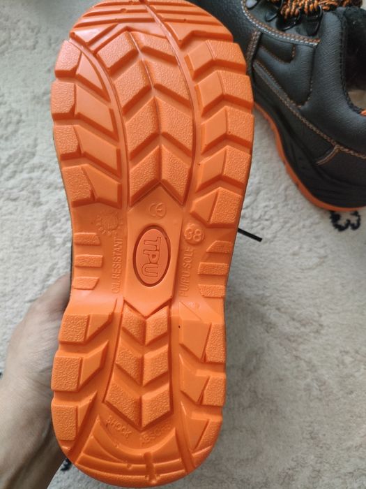 Продам рабочие обувь 38 размер