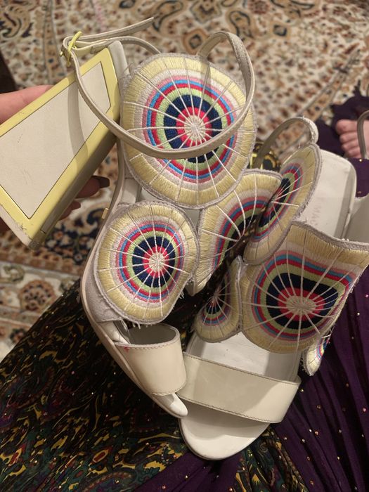 Vand  sau schimb sandale  500 de lai