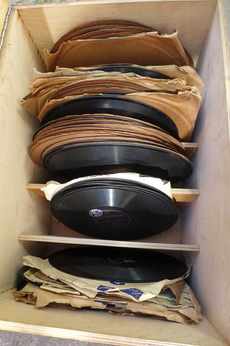 Discuri Vinyl si de Ebonita shellac 78rpm Romanesti Straine Muzica Pop Rock Disco 12" 10" sau 7" Single Povesti Basme Clasica Culta Opera Usoara etc.